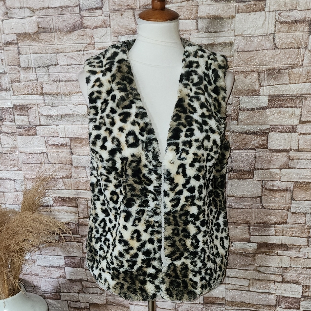 Carmen Marc Valvo Brand New Leopard Print Faux Fur Vest
